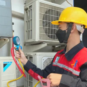Teknisi Memeriksa Tekanan Refrigerant atau Freon